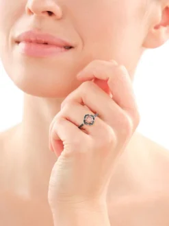 Złoty pierścionek z cyrkoniami