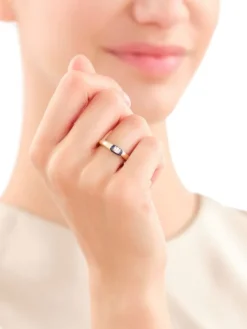 Złoty pierścionek z cyrkoniami