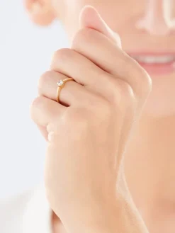 Złoty pierścionek z cyrkonią