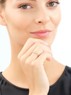 Złoty pierścionek z cyrkoniami