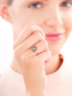 Złoty pierścionek z cyrkoniami