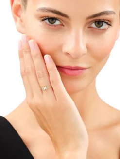 Złoty pierścionek z cyrkoniami