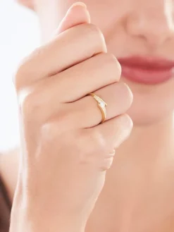 Złoty pierścionek z cyrkoniami