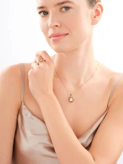 Złoty pierścionek z cyrkoniami