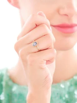 Złoty pierścionek z cyrkonią