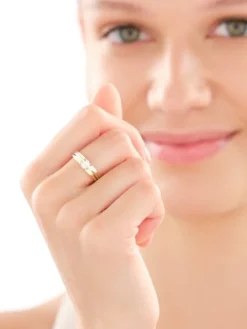 Złoty pierścionek z cyrkonią