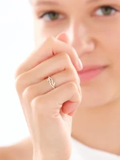 Złoty pierścionek z cyrkoniami