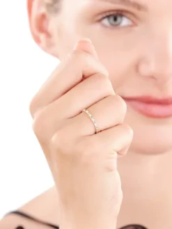 Złoty pierścionek z cyrkoniami