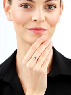 Złoty pierścionek z cyrkonią