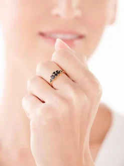 Złoty pierścionek z cyrkoniami