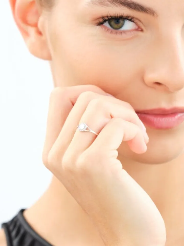 Złoty pierścionek z cyrkoniami