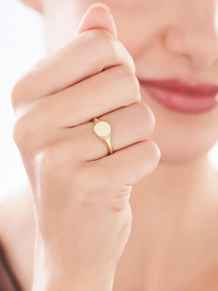 Złoty pierścionek z cyrkoniami - sygnet