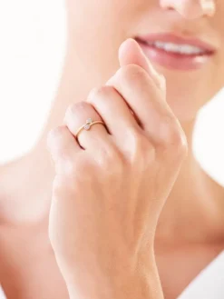 Złoty pierścionek z cyrkoniami