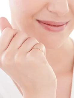 Złoty pierścionek z cyrkonią