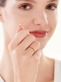 Złoty pierścionek z cyrkoniami