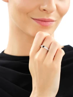 Złoty pierścionek z cyrkoniami