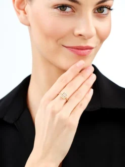 Złoty pierścionek z cyrkoniami