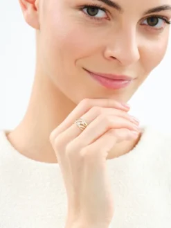 Złoty pierścionek z cyrkoniami