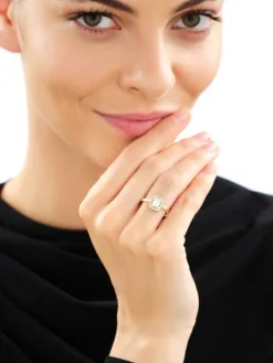 Złoty pierścionek z cyrkoniami