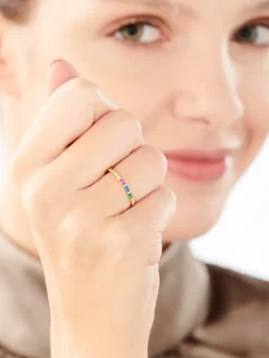 Złoty pierścionek z cyrkoniami