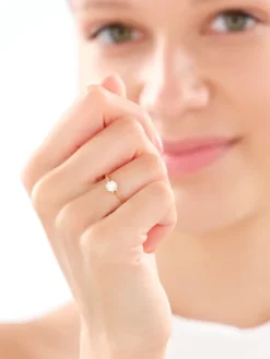 Złoty pierścionek z cyrkonią