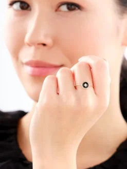 Złoty pierścionek z emalią i cyrkoniami