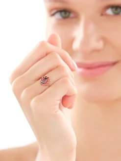 Złoty pierścionek z granatami syntetycznymi