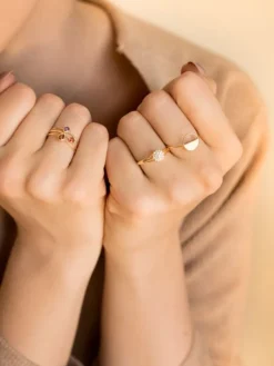 Złoty pierścionek z granatem syntetycznym