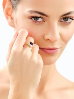 Złoty pierścionek z granatem