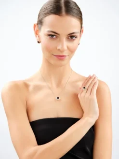 Złoty pierścionek z granatem