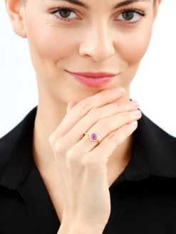 Złoty pierścionek z korundem syntetycznym