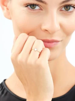 Złoty pierścionek z masą perłową