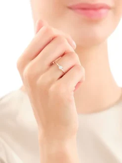 Złoty pierścionek z opalem syntetycznym i cyrkoniami