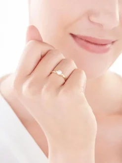 Złoty pierścionek z perłą i cyrkoniami