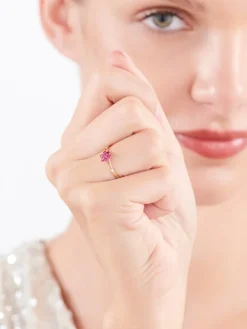 Złoty pierścionek z rubinami syntetycznymi