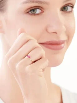Złoty pierścionek z rubinami syntetycznymi