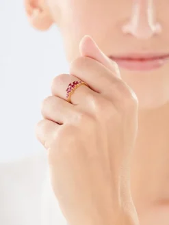 Złoty pierścionek z rubinami syntetycznymi