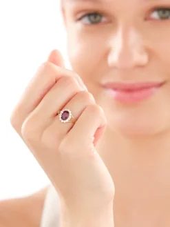 Złoty pierścionek z rubinem syntetycznym i cyrkoniami