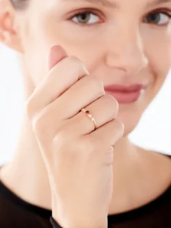 Złoty pierścionek z rubinem syntetycznym i cyrkoniami