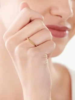 Złoty pierścionek z rubinem syntetycznym