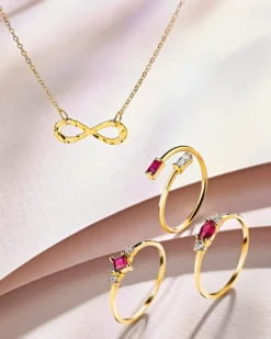 Złoty pierścionek z rubinem syntetycznym i cyrkonią