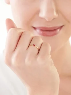 Złoty pierścionek z rubinem syntetycznym