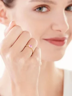 Złoty pierścionek z rubinem syntetycznym i cyrkoniami