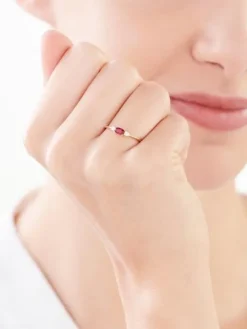 Złoty pierścionek z rubinem syntetycznym  i cyrkoniami