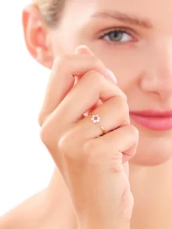 Złoty pierścionek z rubinem syntetycznym i cyrkoniami