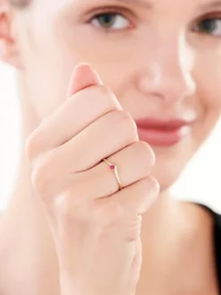 Złoty pierścionek z rubinem syntetycznym