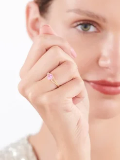 Złoty pierścionek z rubinem syntetycznym