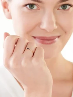 Złoty pierścionek z szafirami syntetycznymi i cyrkoniami