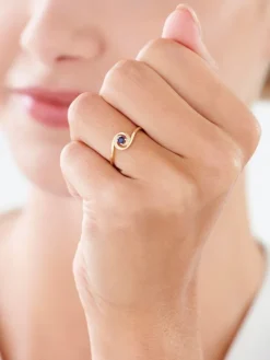 Złoty pierścionek z szafirem syntetycznym i cyrkoniami