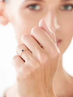 Złoty pierścionek z szafirem syntetycznym